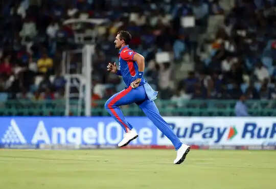 पहले टपकाया लड्डू कैच, फिर घटिया थ्रो से तोहफे में दिए 2 रन, मिचेल स्टार्क का इस खिलाड़ी पर बीच मैदान फूटा गुस्सा