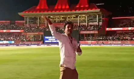 PBKS vs DC: ब्लैक आउट के बीच मैदान पर आये IPL चेयरमैन, दर्शकों से कर दी स्टेडियम छोड़ घर जाने की अपील