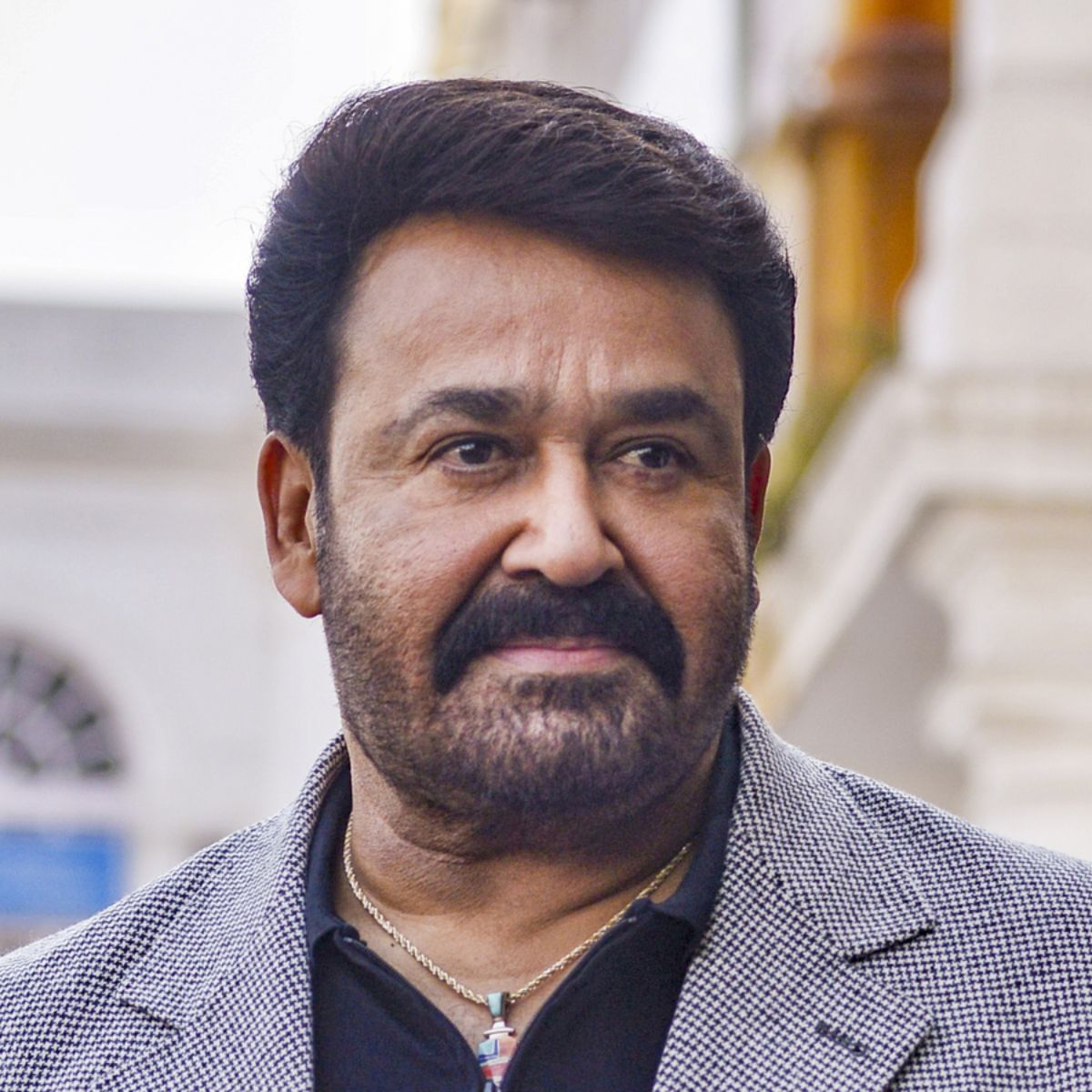 1986, ये वो साल था जिस साल लोगों के सिर पर मोहनलाल का जादू छाया हुआ था. मोहनलाल केवल एक्टर ही नहीं, बल्कि प्रोड्यूसर, प्लेबैक सिंगर, डिस्ट्रीब्यूटर, डायरेक्टर और बिजनेसमैन के तौर पर भी अपनी पहचान बना चुके हैं.