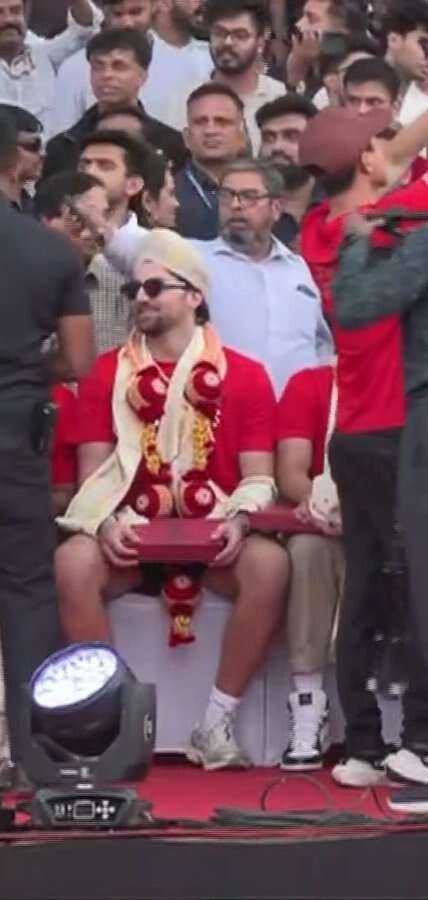 सिर पर पगड़ी, गले में फुलों का हार... दुल्हे की तरह सजे धजे दिखे टिम डेविड, सामने आया अनोखा लुक