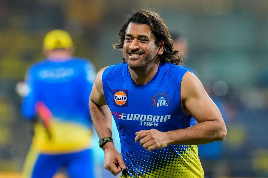 'पॉकेटमार से भी तेज हाथ', धोनी की प्रशंसा करते हुए रवि शास्त्री ने दिया अजीबो-गरीब बयान