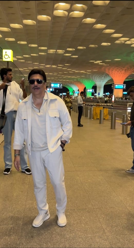 पत्नी सुनीता आहूजा संग तलाक की चर्चा के बीच पहली बार एयरपोर्ट पर स्पॉट हुए गोविंदा, एक्टर के बदले लुक ने किया हैरान