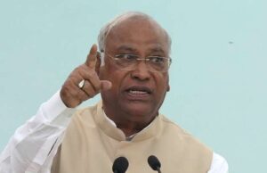 मोदी और केजरीवाल दोनों ‘‘झूठों के सरदार’’ – मल्लिकार्जुन खड़गे