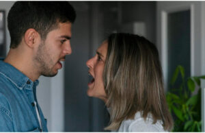 अगर पार्टनर में दिखने लगे ये 5 लक्षण, तो तुरंत बना लें दूरी, नहीं तो हो सकता है टॉक्सिक रिलेशन