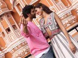 वीडियो में देखें फिल्म प्रमोशन के लिए जयपुर पहुंचे कार्तिक आर्यन और अनन्या पांडे, रोमांटिक अंदाज में दिए पोज