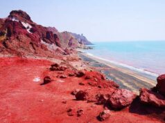 बारिश के बाद लाल हो गया पूरा द्वीप, तट और नदियों का रंग बदला, वैज्ञानिक भी रह गए हैरान