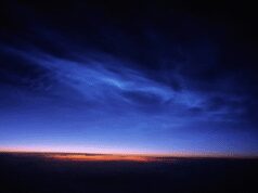 रात में चमकते रहस्यमयी ‘नॉक्टिलुसेंट क्लाउड’, सूरज डूबने के बाद भी बिखेरते हैं रोशनी