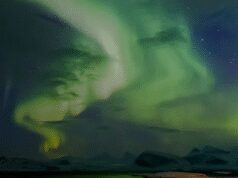 ऑरोरा लाइट्स : हरी से बैंगनी तक, आसमान में फैली ये रंग-बिरंगी रोशनी क्या है?