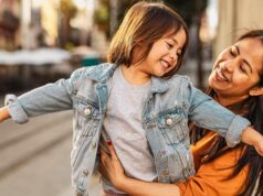 क्या है पॉजिटिव पेरेंटिंग? जानिए वह तरीके जो बच्चों को बनाते हैं आत्मविश्वासी और स्मार्ट