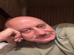 सूजे पैर के साथ अनुपम खेर करने वाले हैं अपने नाटक का 499वां शो, बताया ‘शो मस्ट गो ऑन’ का सही मतलब