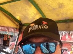 रिक्शे पर सवार होकर वाराणसी की तंग गलियों में निकले राकेश बेदी, काशी विश्वनाथ के किए दर्शन