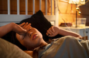 अगर देर रात तक देखते रहते हैं रील्स और OTT, तो आजमाएं शास्त्रों में बताया गया 5 मिनट का आसान उपाय