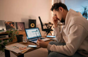 खुश नहीं होने के बावजूद लोग क्यों करते रहते है नौकरी ? जानिए क्या है Job Hugging का ये नया ट्रेंड