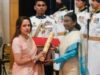 पति का पद्म विभूषण लेकर भावुक हुईं हेमा मालिनी, बोलीं-ऐसा लगा जैसे धर्मेंद्र मेरे साथ थे