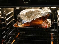 Aluminium Foil In Oven: ओवन में फॉयल इस्तेमाल करना कितना सुरक्षित? जानिए एक्सपर्ट क्या कहते हैं