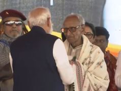 PM मोदी ने सार्वजनिक मंच पर छुए बुजुर्ग के पैर, जानें कौन हैं ये खास शख्स जिनसे लिया आशीर्वाद